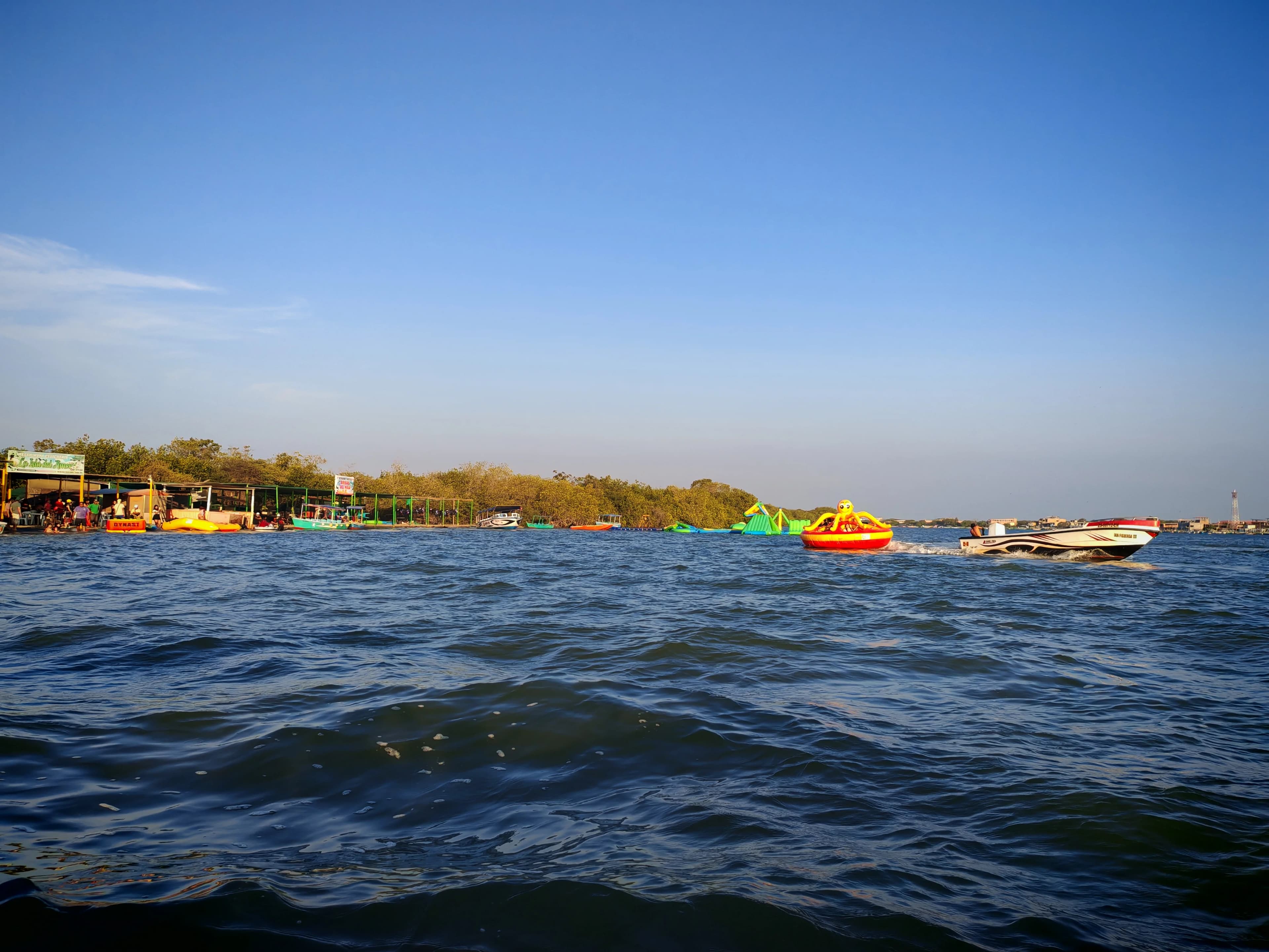 Paseo en bote por los manglares de Puerto Pizarro en Tumbes